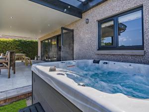a jacuzzi tub in the backyard of a house at 3 Bed in Anstruther 96111 in Pittenweem