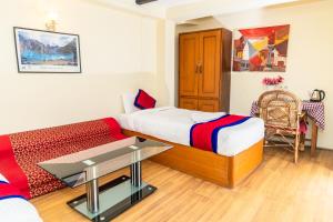 una habitación de hotel con una cama y un sofá en Muglan Hotel and Restaurant Bhaktapur, en Bhaktapur