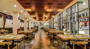 a dining room with wooden tables and chairs at Yitel Tai'an Taishan Hongmen Daimiao in Tai'an