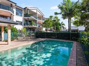 Palm Beach Paradiso في غولد كوست: مسبح امام عمارة سكنية