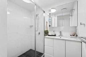 Palm Beach Paradiso في غولد كوست: حمام أبيض مع دش ومغسلة +6 صور