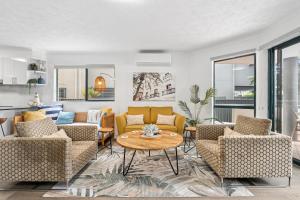 Palm Beach Paradiso في غولد كوست: غرفة معيشة مع كنب وطاولة