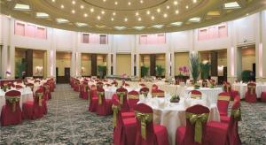 a large banquet hall with white tables and red chairs at Dongguan MCB Lake Hotel in Dongguan +221 photos