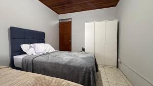 1 dormitorio con 1 cama y armario en Casa Marta, en San Ramón