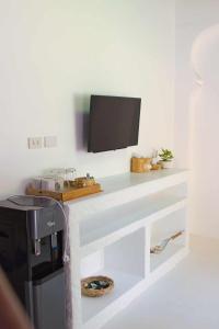 un mostrador blanco con TV encima en Lanta Secret House, en Ko Lanta
