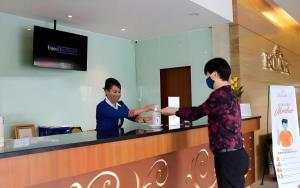 two people are standing at a counter in a store at Borneo Hotel in Pontianak