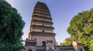 西安市にあるLavande Hotel Xian Gaoxin Branchの高塔前