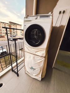 a washing machine sitting on top of a balcony at Kozai Modern Cozy Stay Alpaca Homestay 01 in Bintulu