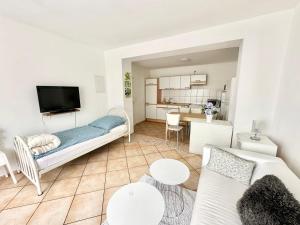 SpichにあるWorkers Apartment Troisdorf Spichのソファとテーブルのあるリビングルーム