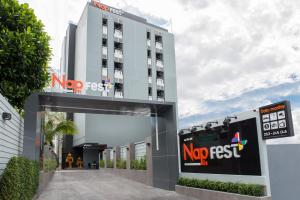 un edificio sin una señal rápida delante de él en Nap In Fest, en Chiang Mai