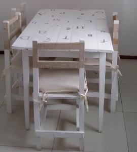 拉普拉塔的住宿－44號公寓，一张桌子和椅子旁边一张白色的桌子和椅子
