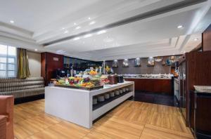 a restaurant with a buffet in a hotel room at Echeng Hotel Wuhan Optics Valley Square Yangjiawan Metro Station in Wuhan