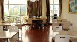 蘇州市にあるShell Suzhou Exhibition Center Huning Chengtie Zone Station Jinfeng Squareのテーブルと椅子と窓のあるダイニングルーム