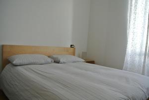 ミラノにあるStudio Errepi Carrobbioのベッドルーム1室(ベッド1台、枕2つ付)