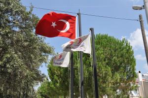 dos banderas de pavo y una bandera siria en Ede Apart Otel, en Geyikli