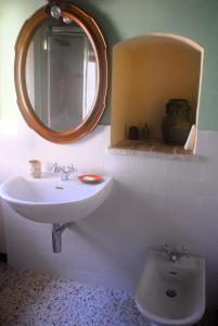 a bathroom with a sink and a mirror and a toilet at casa alberto in Vasia