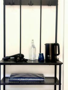 estante negro con cafetera y licuadora en Friends Retreat Phuket, en Ban Bo Han