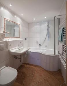 Koupelna v ubytování Pension Grünerhof + 26 fotografií