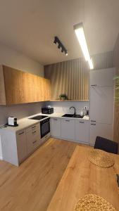 Η κουζίνα ή μικρή κουζίνα στο Chic 1BR & 1LR Apartment Panoramic Sky View +8 φωτογραφίες