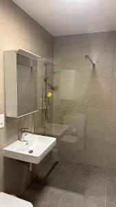 Ένα μπάνιο στο Chic 1BR & 1LR Apartment Panoramic Sky View