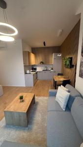 Η κουζίνα ή μικρή κουζίνα στο Chic 1BR & 1LR Apartment Panoramic Sky View