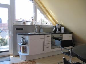 eine Küche mit einem Waschbecken und einem Fenster in der Unterkunft Ferienwohnung Stenzel 1 in Laer