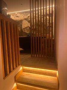 eine Treppe mit einem Holzgeländer und einem Fenster in der Unterkunft La Posada de Botavara in Madrid