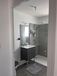 Koupelna v ubytování Charmante maison récente saint xandre + 5 fotografií