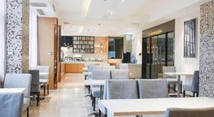 a dining room with white tables and chairs at City Comfort Inn Wuhan Hanyang Street Caidian Square Metro Station in Wuhan