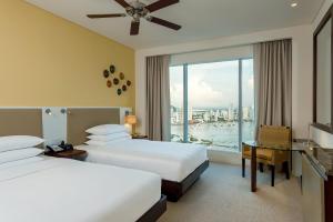 une chambre d'hôtel avec deux lits et une fenêtre dans l'établissement Hyatt Regency Cartagena, à Carthagène des Indes 146 autres photos