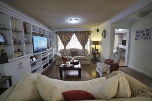 een woonkamer met een bank en een tv bij casa de ensueño in Cuenca