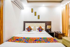 - une chambre avec un lit king-size et un bureau dans l'établissement FabHotel City Pride, à Haridwar