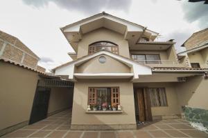 een huis met een raam met bloemen in een binnenplaats bij casa de ensueño in Cuenca
