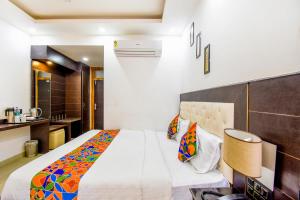 une chambre avec un grand lit et une cuisine dans l'établissement FabHotel City Pride, à Haridwar