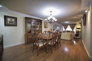 een eetkamer en woonkamer met een tafel en stoelen bij casa de ensueño in Cuenca
