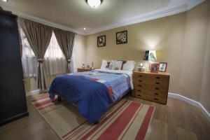 een slaapkamer met een bed, een ladekast en een raam bij casa de ensueño in Cuenca