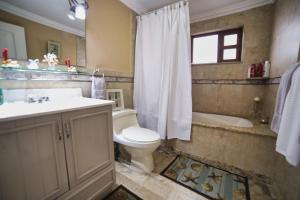 een badkamer met toilet, wastafel en bad bij casa de ensueño in Cuenca +3 foto's