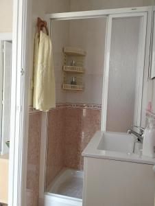 un baño con ducha y lavabo en Casa Belén, en Burela de Cabo