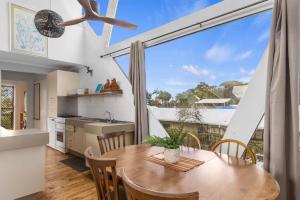 A seating area at Hook Wine and Sinker Még 6 kép