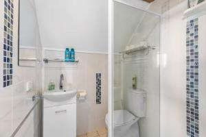 A bathroom at Hook Wine and Sinker