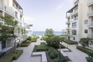 フジャイラにあるBloomfields Sea View 2br Apartmentのマンションの中庭画