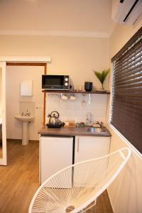 una pequeña cocina con encimera y fregadero en MacLeod House, en Bloemfontein 1 foto más