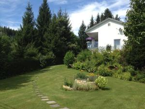 a house in a yard with a garden at Ferienwohnung Marion in Hermagor