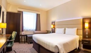 ドーハにあるPremier Inn Doha Education Cityのベッドと机があるホテルの部屋