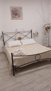 a bedroom with a bed with a black metal frame at Il Nido del Vicolo delle scuole Pie in Città della Pieve