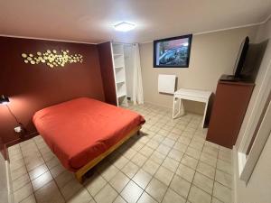 Μια τηλεόραση ή/και κέντρο ψυχαγωγίας στο Chambre au calme parc de la colombière