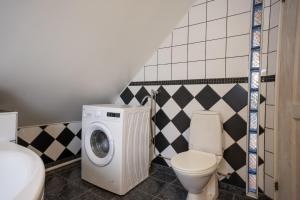 Koupelna v ubytování Penthouse med skråtak og utsikt - Sentralt