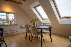 Posezení v ubytování Penthouse med skråtak og utsikt - Sentralt