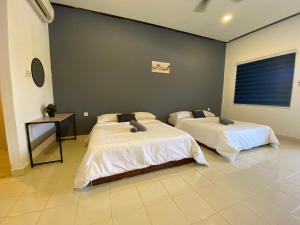 Postel nebo postele na pokoji v ubytování Bayu Cenang Family Room