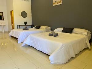 Postel nebo postele na pokoji v ubytování Bayu Cenang Family Room + 2 fotografie